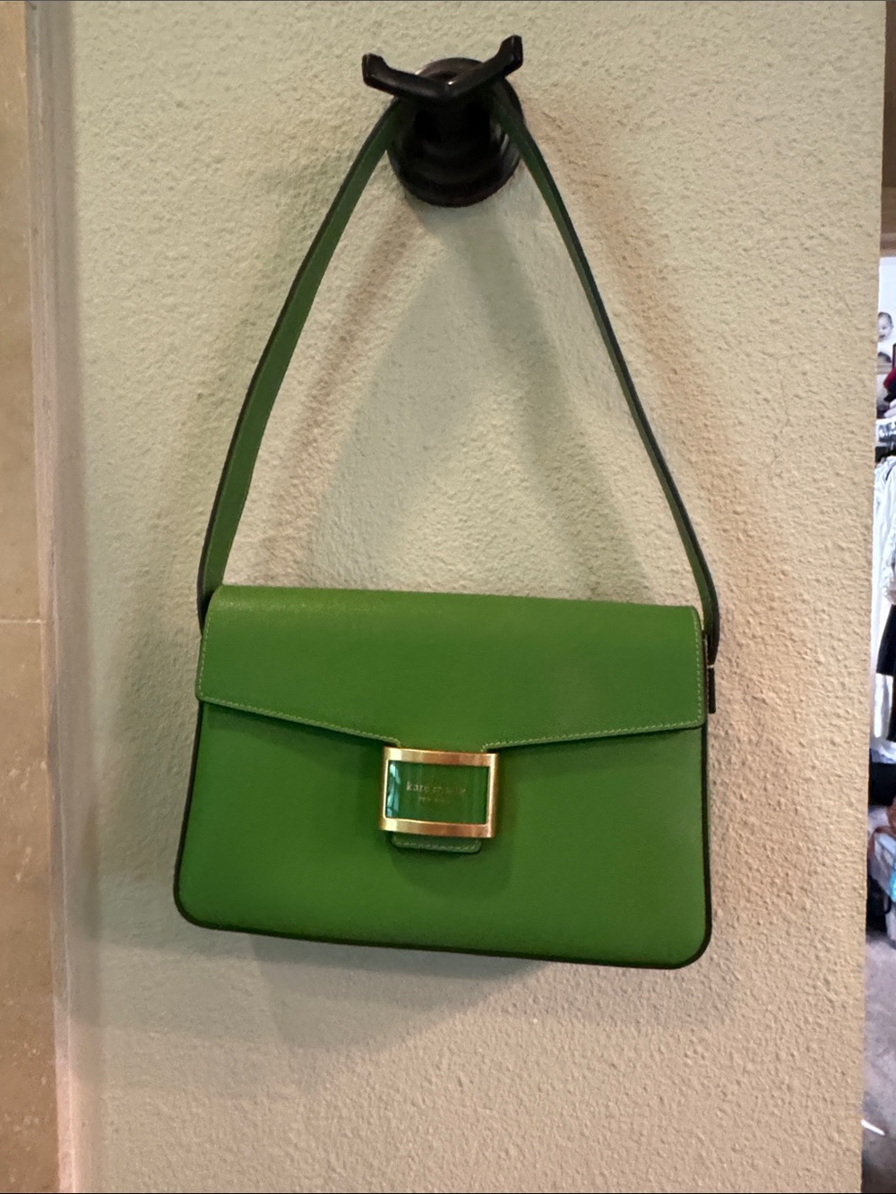 KATE SPADE New without TAGs Green Leather Shoulder Bag with Gold Buckle